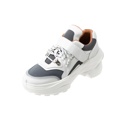 Les chaussures blanches du papa des femmes glissent non les chaussures de sport sportives