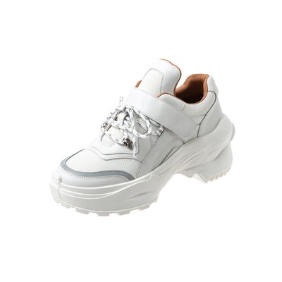 Les chaussures blanches du papa des femmes glissent non les chaussures de sport sportives