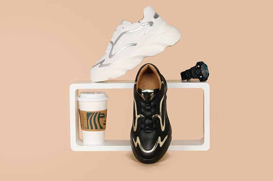 Les sports sportifs de dames chausse les chaussures faites sur commande de glissement de noir de plate-forme non