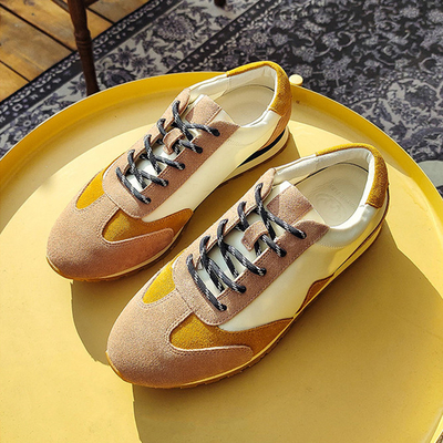 Les chaussures durables de sports sportifs glissent non le noir de chaussures en cuir doux de tennis