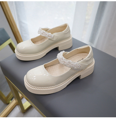 Les enfants allument des chaussures de sport, de nouveau au noir de chaussures en cuir confortable de filles d'école