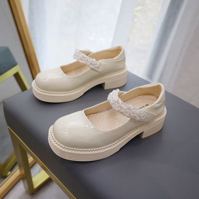 Les enfants allument des chaussures de sport, de nouveau au noir de chaussures en cuir confortable de filles d'école