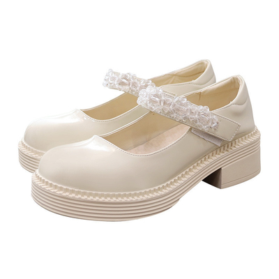 Les enfants allument des chaussures de sport, de nouveau au noir de chaussures en cuir confortable de filles d'école