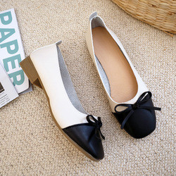 Les chaussures plates de Colorblock de pompe nue du confort des femmes, façonnent les appartements en cuir d'arc