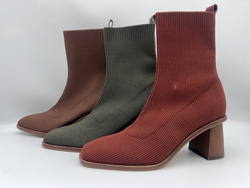 le doux noir tricotent avec les bottines de la robe des femmes en cuir de vache molle, vrai talon en bois avec le jet