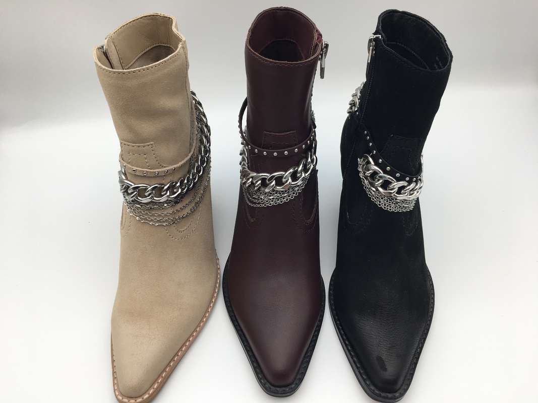 Bottes de la robe des femmes en cuir de nappa doux noir basses avec la tirette de YKK, conception en métal de clip D, talon en bois solide de place