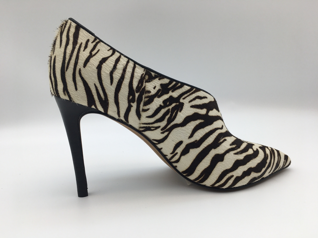 bottes de la robe des femmes de talon stylet de modèle de zèbre, nappa à deux tons doux en cuir, orteil aigu avec l'empeigne de conception de forme de v
