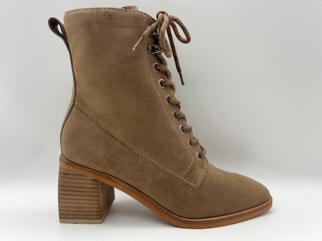 Des femmes de la dentelle les bottines de talon haut, cuir mou de suède de vache avec la doublure thermique de peluche, femmes imperméabilisent des bottes d'hiver