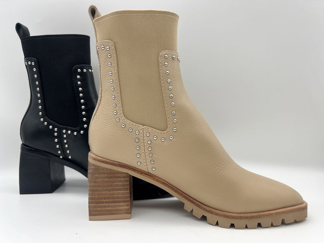 Bottines bronzages de la robe des femmes en cuir de vache molle avec des goujons d'axe en métal, talon carré d'ABS, outsole de TPR avec le latex pusable