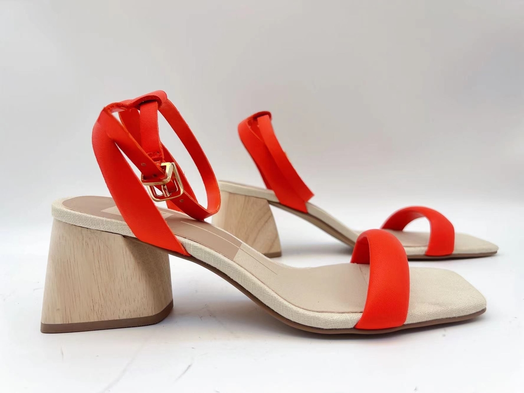 Les dames oranges garnissent en cuir doucement le stimulant ouvert de Toe With Soft Nappa Leather de courroie simple de sandales
