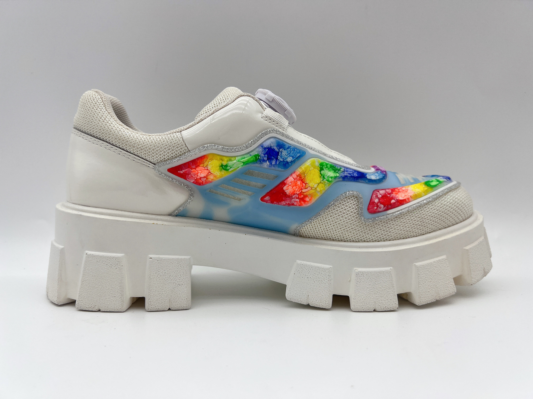 Les chaussures blanches à la mode de loisirs glissent non les chaussures de sport de la plate-forme des femmes avec le stockage de dentelle
