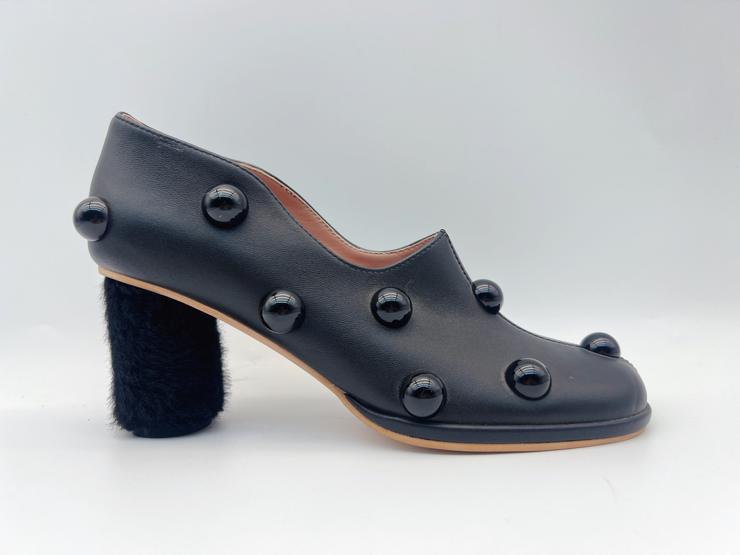 Les chaussures en cuir molles de pompes de femmes de Nappa noircissent de basses chaussures élégantes de talon avec la mosaïque de champignon