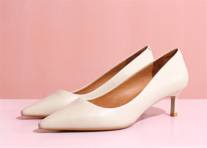 Le cuir véritable de vache molle blanche pompe de basses chaussures élégantes de talon de 2cm pour des dames